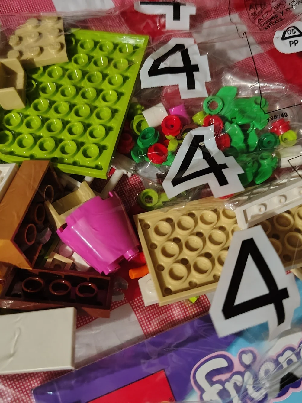 FRIENDS Pink Orange and Green Café Building Set